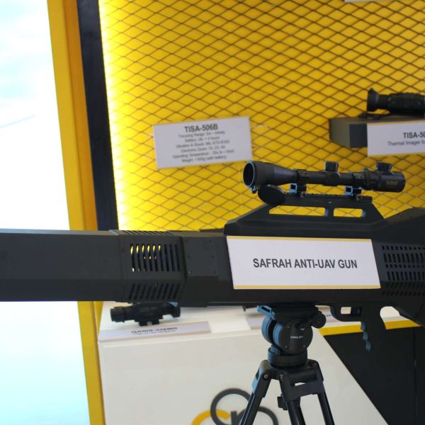 Safrah is a man-portable directional jammer that cuts drone control, video, and GPS links out to 1.5 km, forcing hostile UAVs to land or return home for frontline or perimeter defense (Picture source: Army Recognition Group).