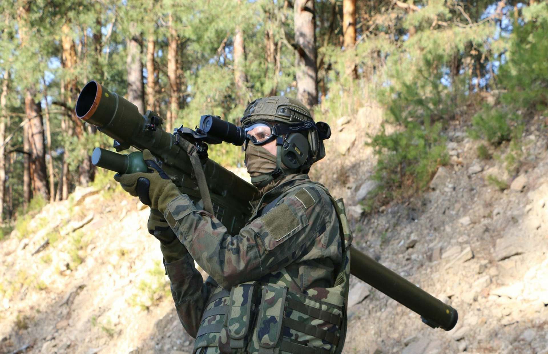 The Polish-made Piorun MANPADS features a cooled infrared seeker with advanced counter-countermeasures, dual impact and proximity fuze, and a 1.82 kg fragmentation warhead effective against drones, helicopters, and low-flying aircraft up to 6.5 km away and 4 km in altitude (Picture source: Norwegian MoD).