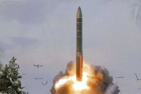 The Topol-M, the first intercontinental ballistic missile developed by Russia after the dissolution of the Soviet Union, entered service in December 2000 in the Strategic Rocket Forces and possesses an operational range of about 11,000 kilometers. (Picture source: Russian MoD)