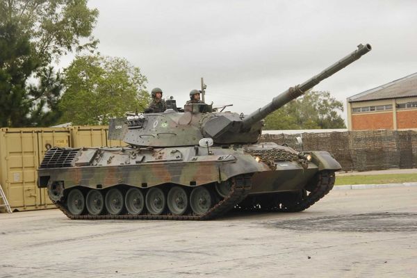 Brazil’s first Leopard purchase involved 128 Leopard 1A1 tanks acquired from the Belgian Army, designated as Leopard 1A1BR, followed by an agreement with Germany in 2006 to purchase 250 Leopard 1A5 tanks, designated as Leopard 1A5BR. (Picture source: Brazilian Army)