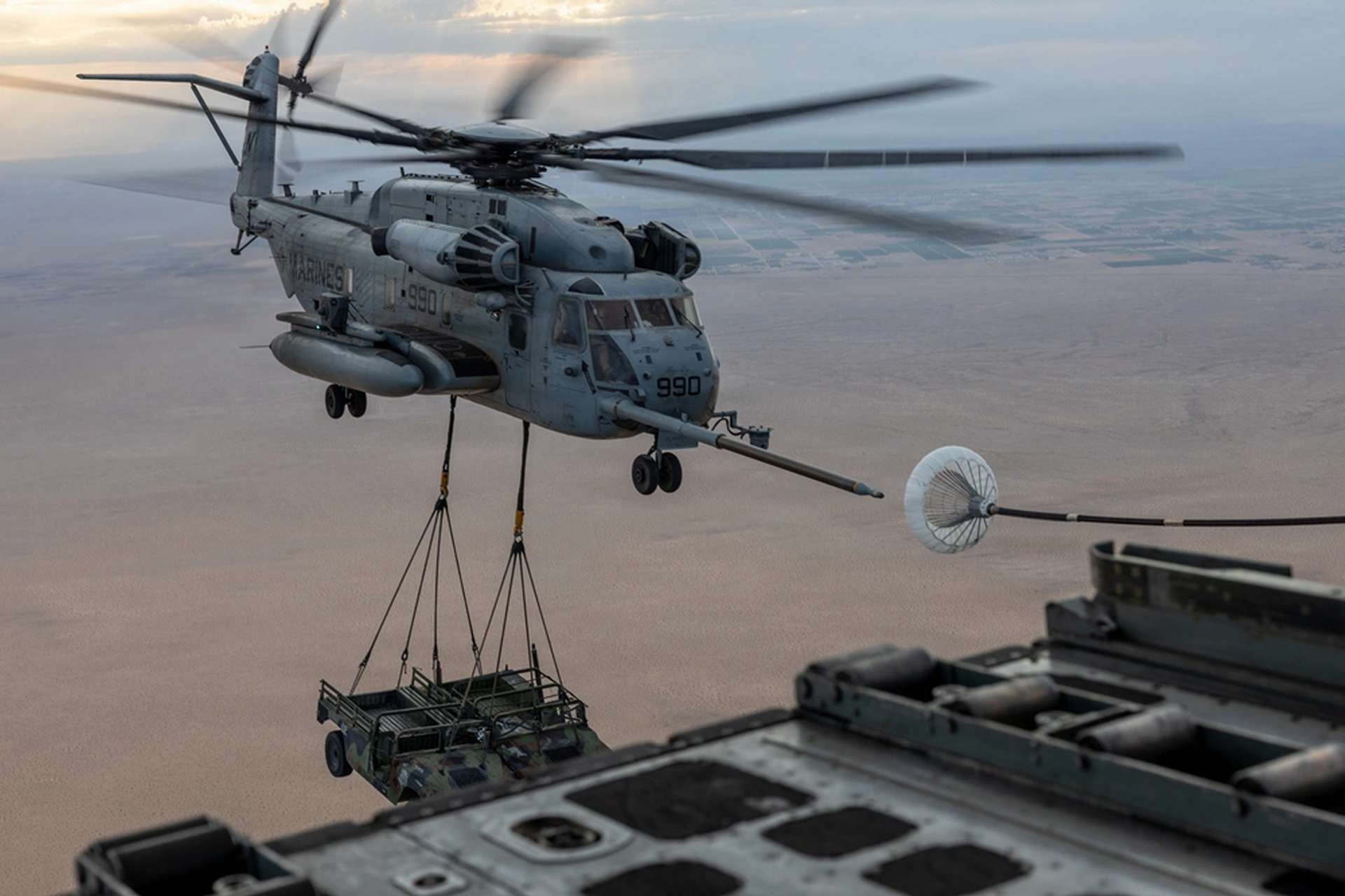 U.S. Marine Corps CH-53E Super Stallion helicopter conducts air-to-air refueling during WTI 2-26 near Yuma, Arizona, on March 31, 2026, while transporting two vehicles in a demanding heavy-lift mission that highlights the aircraft’s long-range expeditionary logistics and battlefield sustainment role (Picture source: U.S. DoW).