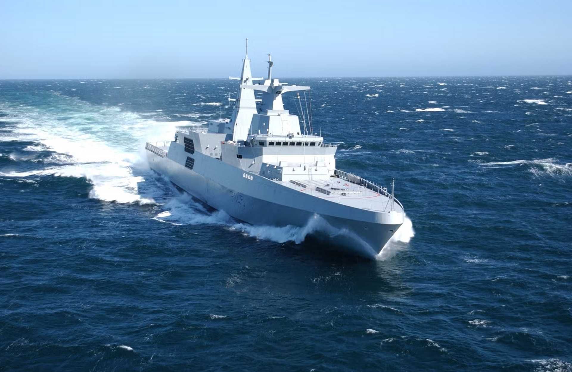 The MEKO A-200 frigate has a length of 121 meters, a beam of 16.4 meters, and a design draught of about 4.4 meters, with a full-load displacement of roughly 3,950 tonnes. (Picture source: TKMS)