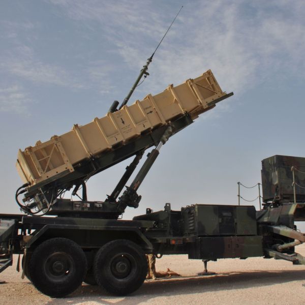 Patriot PAC-2 missile battery moves into firing position during an exercise at Al Udeid Air Base in Qatar (Picture source: US DoD)
