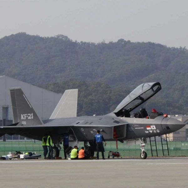 South Korea’s transfer of a KF-21 prototype to Indonesia supports talks on a 16-aircraft deal, boosts Jakarta’s airpower modernization, and strengthens the fighter’s export prospects (Picture source: Army Recognition Group).