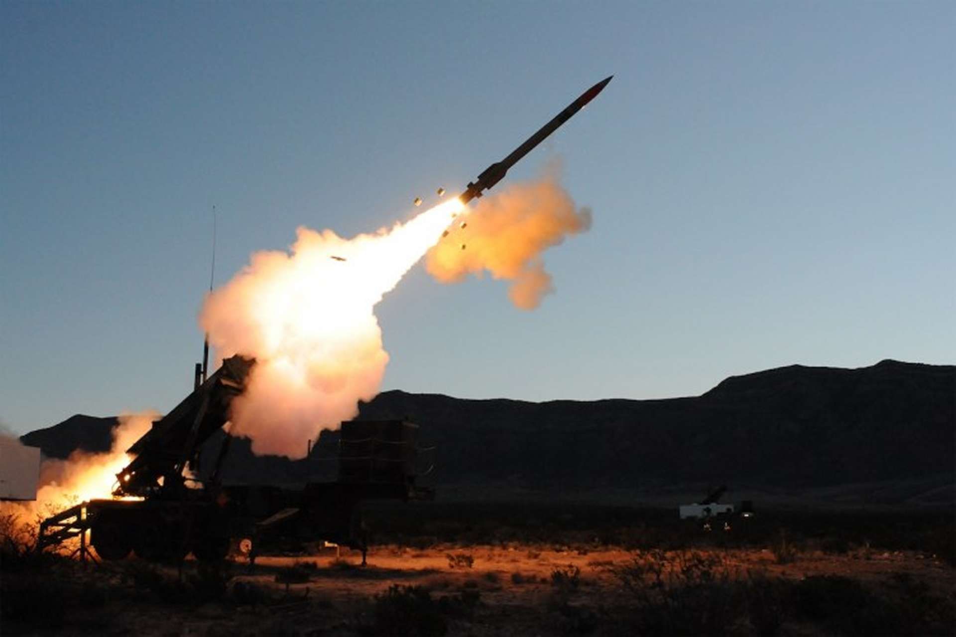GM and Lockheed Martin are discussing a plan for GM Defense to manufacture selected missile and interceptor components, aiming to ease U.S. munitions production bottlenecks and support higher output of systems such as PAC-3 MSE, THAAD, GMLRS, PrSM, JASSM, and LRASM (Picture source: U.S. Army).