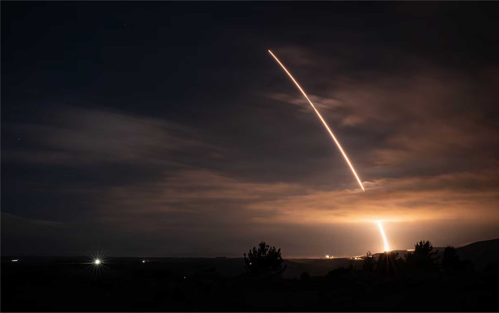 A Minuteman III ICBM launches from Vandenberg Space Force Base at 01:35 a.m. Pacific Time on November 5, 2025, as part of an operational test. Regular test launches confirm system accuracy and highlight areas requiring technical adjustment.