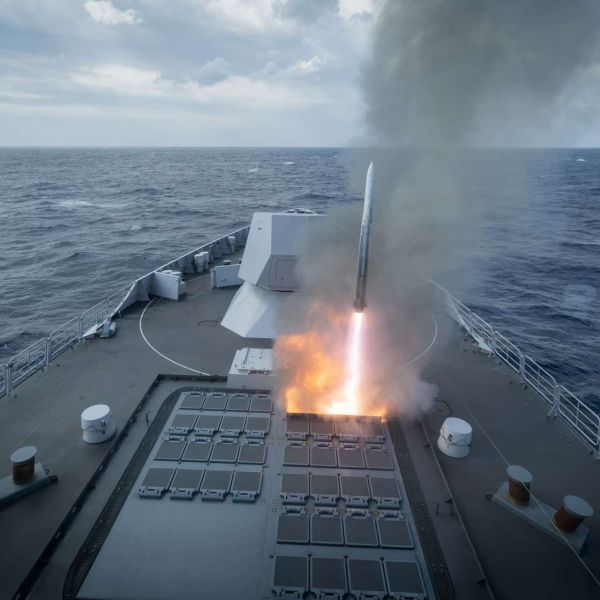Zr.Ms. Evertsen demonstrated its layered air-defence capability near Crete by destroying a drone with a surface-to-air missile during a live exercise, underscoring the Dutch frigate’s role in protecting the French Carrier Strike Group in the eastern Mediterranean (Picture source: Dutch MoD).