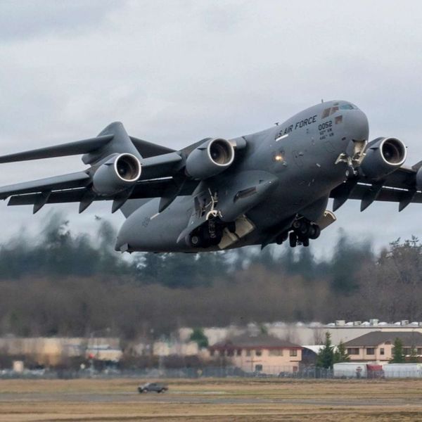 A C-17 Globemaster III from the 62d Airlift Wing launches from Joint Base Lewis-McChord during Kraken Reach 2026, demonstrating the U.S. Air Force’s ability to surge long-range airlift of troops and heavy Army cargo, deliver into short or austere runways, and generate rapid global response at operational speed (Picture source: U.S. DoW).