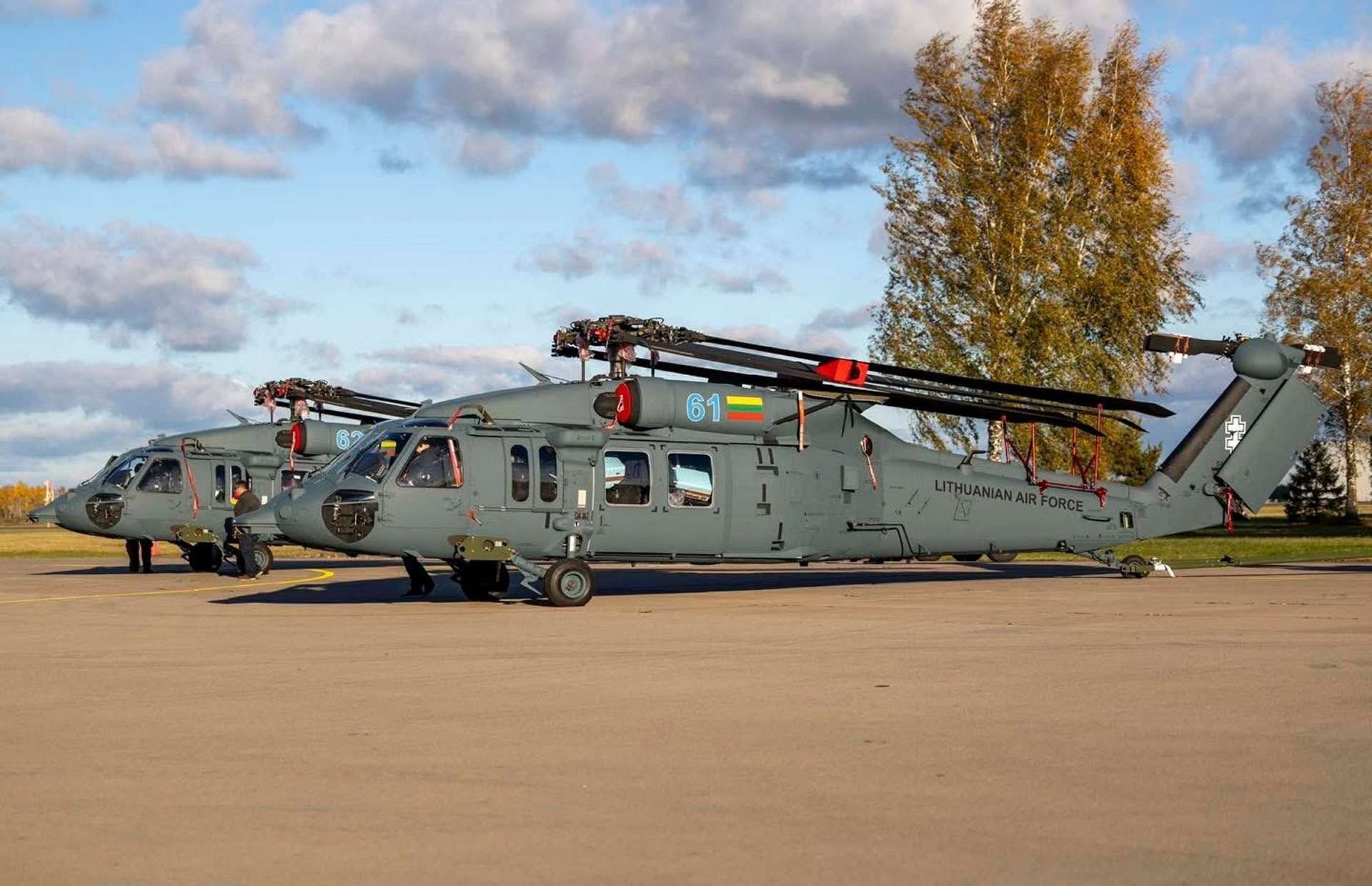 Lithuania’s newly delivered UH-60M Black Hawks feature advanced digital cockpits, powerful T700-GE-701D engines, and enhanced survivability suites, offering superior lift, speed, and mission flexibility for troop transport, medevac, and air assault across the Baltic region (Picture source: Lithuanian Armed Forces).