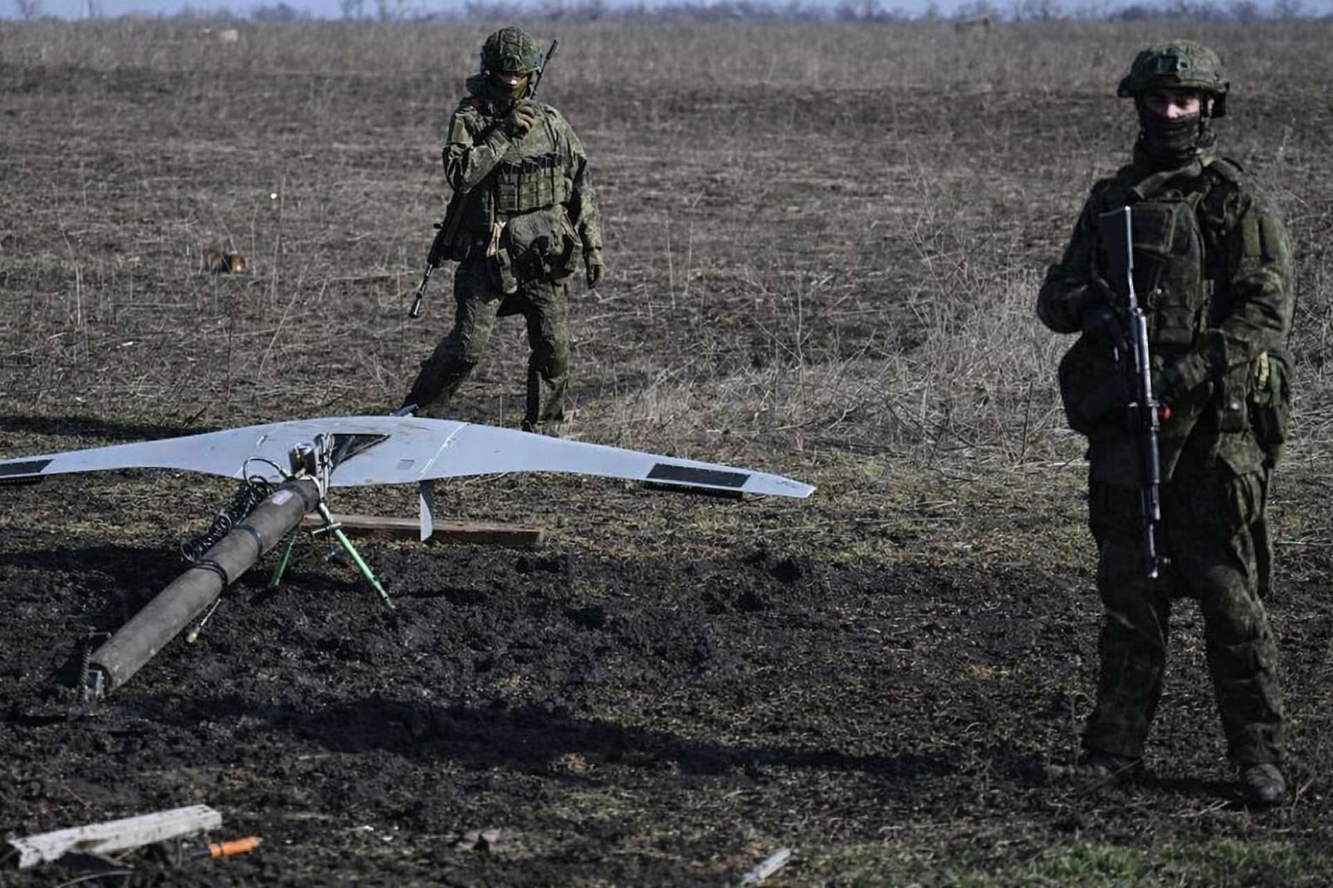 Russian Center Group troops train Skat 350M tactical ISR UAV crews on the Dnepropetrovsk axis, using the fixed-wing drone’s long endurance, day-night stabilized electro-optical sensors, and EW-resistant datalinks to find targets, adjust artillery fire, and shorten Russia’s sensor-to-shooter cycle against dispersed Ukrainian forces (Picture source: Russian MoD).