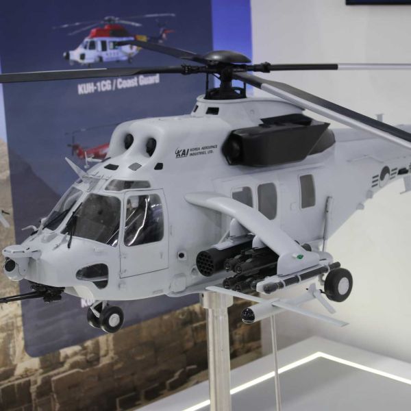 A 1:10 scale model placed the ALE alongside the MAH-1 as an auxiliary system intended to expand situational awareness, reconnaissance coverage, and stand-off engagement capacity. (Picture source: Army Recognition)