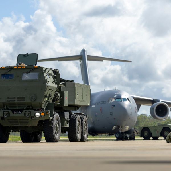 An Australian Army M142 High Mobility Artillery Rocket System (HIMARS) is positioned for loading aboard a United States Air Force C-17 Globemaster III (Picture source: Australian MoD)