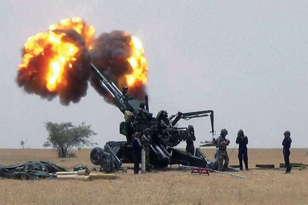 Indian Army Dhanush 155 mm howitzers support New Delhi’s push to expand indigenous long-range artillery, strengthen counter-battery and deep-fire capability, and replace aging legacy gun systems with a more modern 155 mm force (Picture source: Indian MoD).