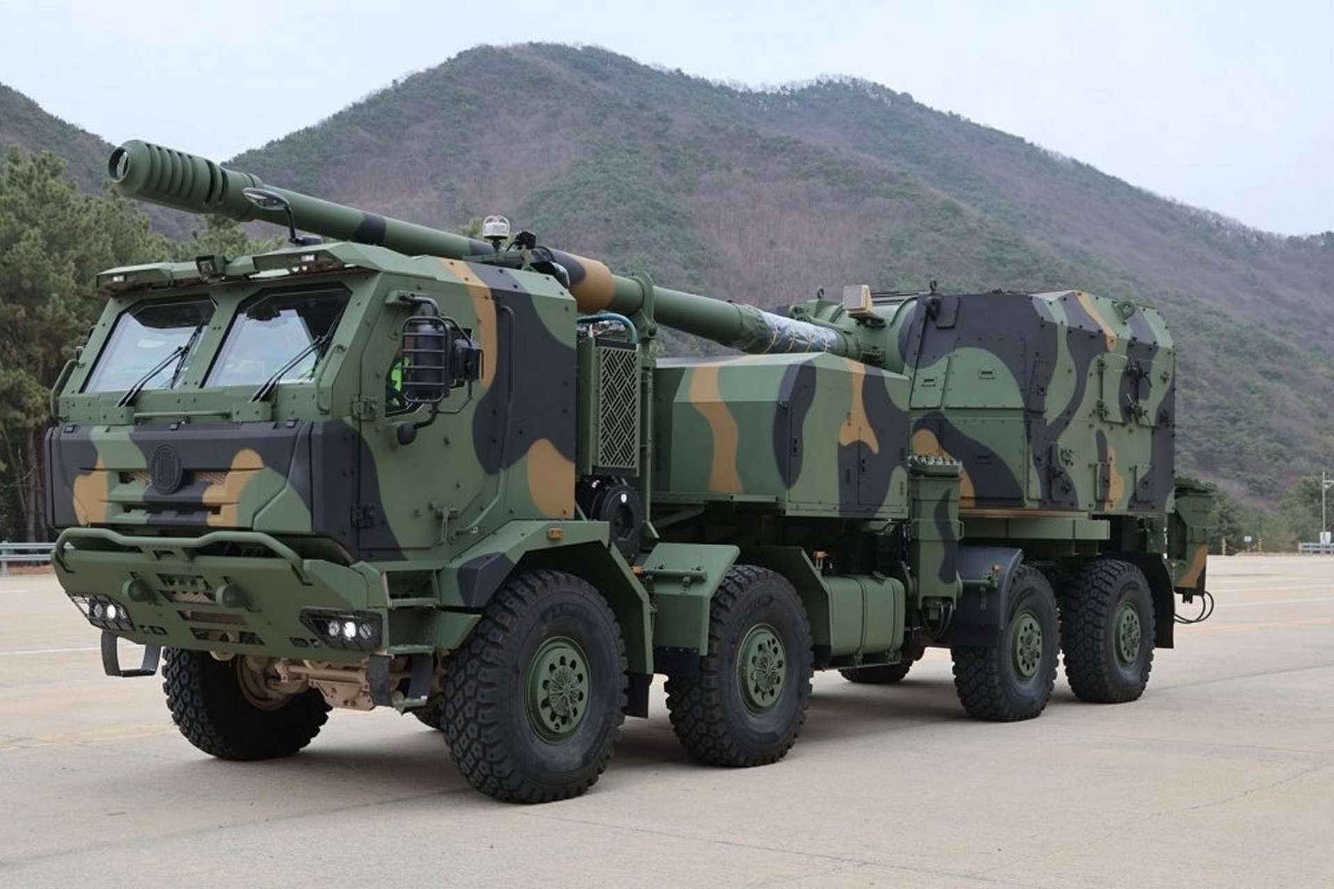 Hanwha Defense USA is pitching its K9-based 155mm Mobile Tactical Cannon to the U.S. Army as a fast-fielding, high-mobility artillery solution combining long-range firepower, rapid reload capability, and expanded U.S. industrial production (Picture source: Korea Defense Blog).