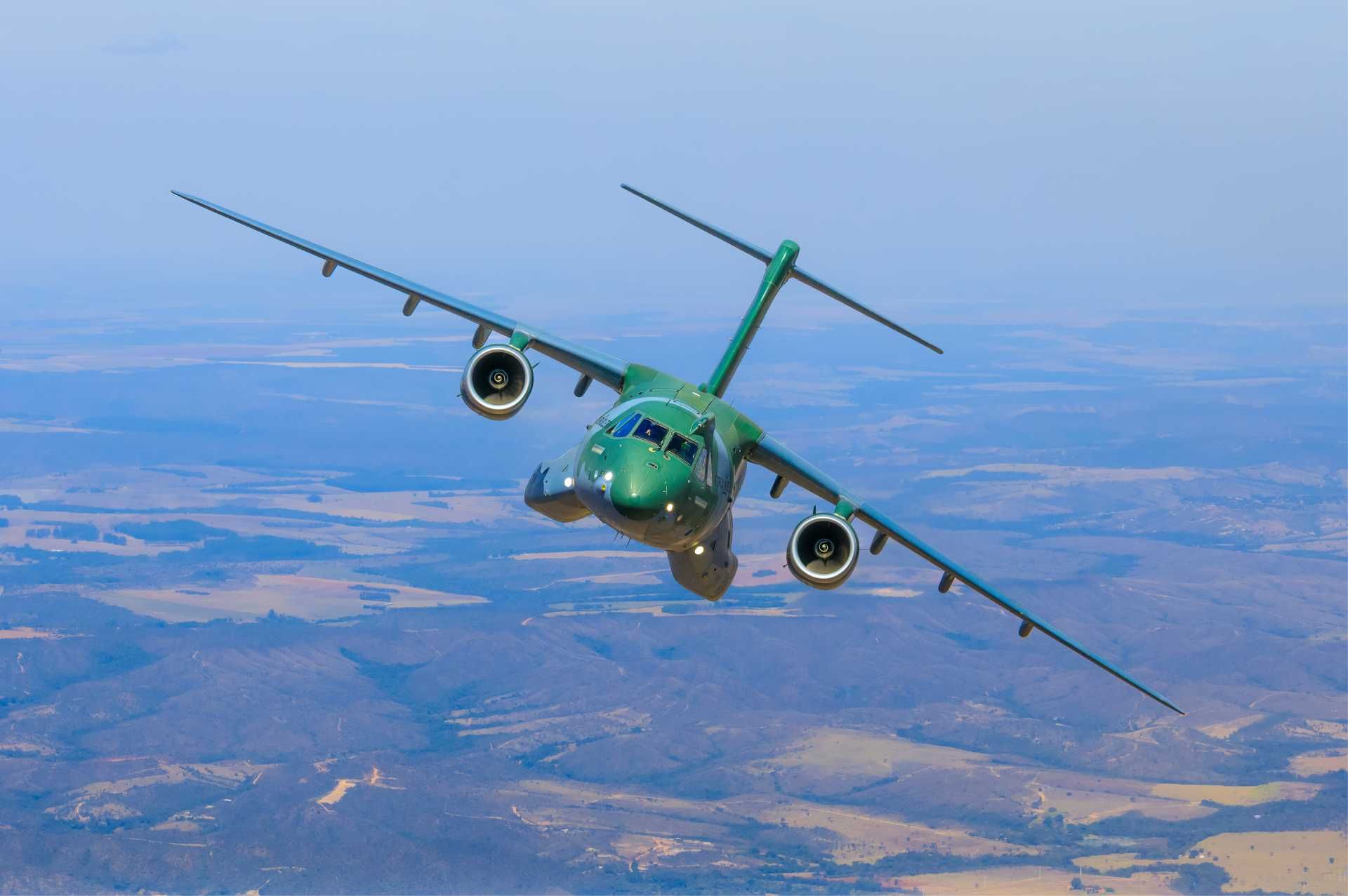 With a maximum takeoff weight of 87,000 kg, the KC-390 imposes lower runway load and pavement classification requirements, enabling operations from shorter and less reinforced airfields that are inaccessible or restrictive for heavy tankers. (Picture source: Brazilian Air Force)