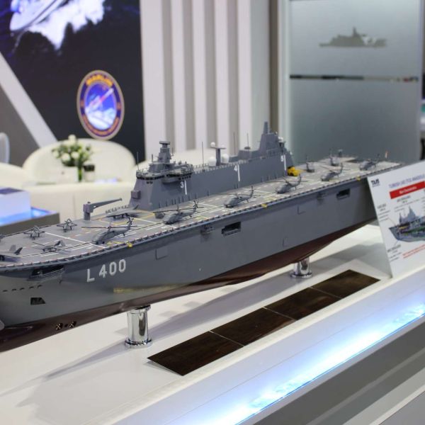 TAIS Shipyards and SEDEF’s LHD-230, showcased at DSA in Kuala Lumpur, highlights Türkiye’s TCG Anadolu concept as a 230.8-meter amphibious assault ship combining helicopter and UAV operations, troop lift, and command capabilities in a single expeditionary platform (Picture source: Army Recognition Group).