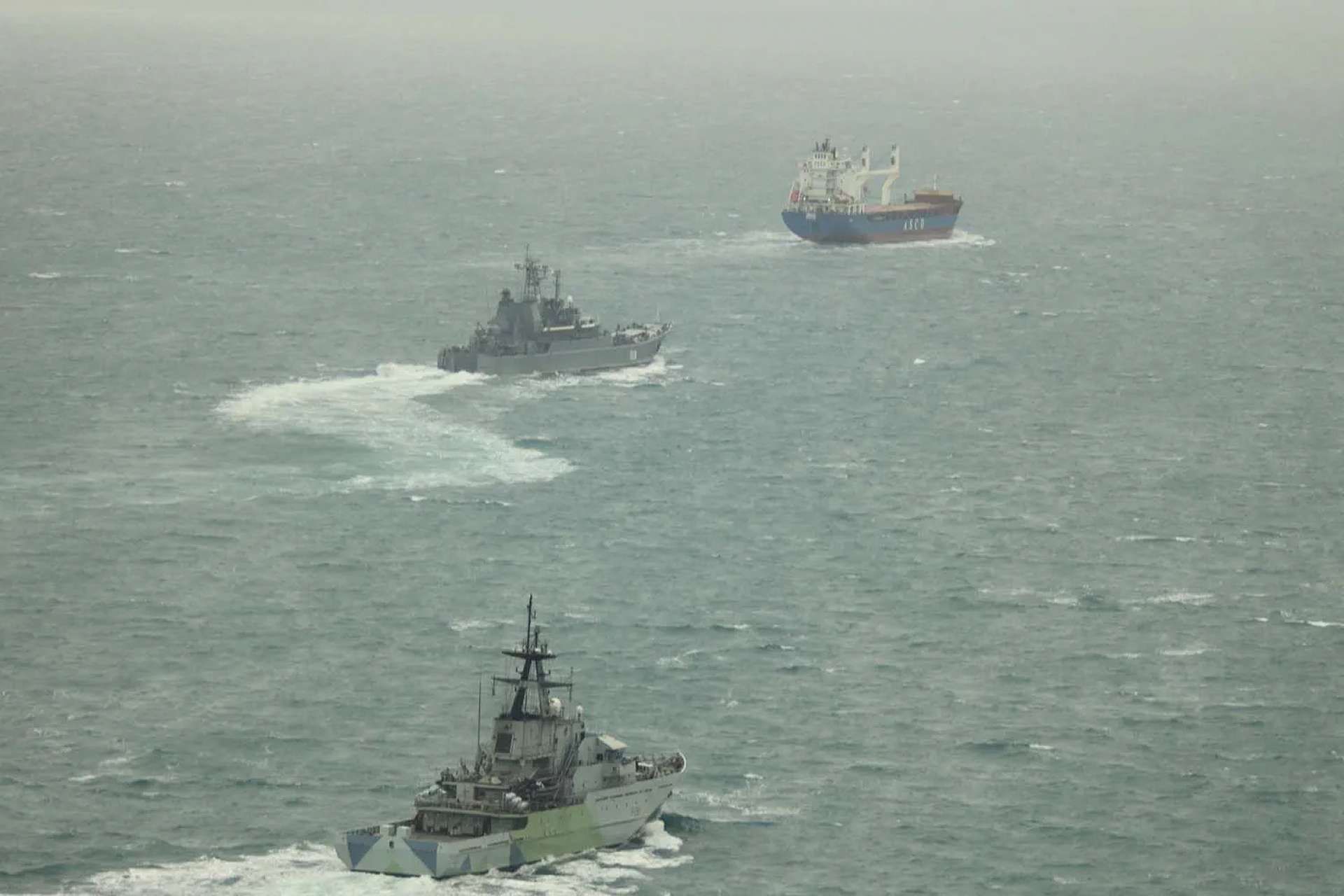 Royal Navy patrol ship HMS Tyne, backed by a Wildcat helicopter and Gibraltar-based HMS Cutlass, monitored Russian Ropucha-class landing ships and logistics cargo vessels transiting the English Channel, underscoring NATO vigilance over a key maritime corridor used by Moscow to sustain military mobility between northern bases and the Mediterranean (Picture source: UK Royal Navy).