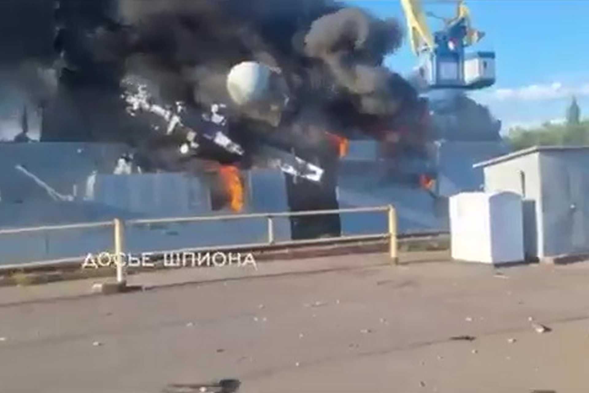 The footage shows the Project 20380 Steregushchiy-class corvette Boikiy engulfed by fire inside the Veleshchynskyi Dry Dock at the Kronstadt Naval Plant, resulting in the total collapse of its integrated sensor mast. (Picture source: Telegram/Dosye Shpiona)