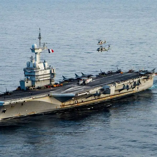 Swedish forces jammed a suspected Russian drone that approached France’s nuclear-powered aircraft carrier Charles de Gaulle while it was alongside in Malmö during NATO-linked drills, highlighting the Baltic’s growing role as a contested space for reconnaissance, electronic warfare, and deterrence against Russian gray-zone pressure (Picture source: U.S. Navy).