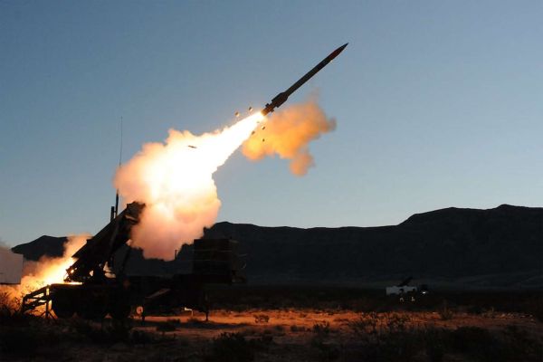 U.S. Army Patriot air defense launcher firing an interceptor, as the service studies a new sub-$1 million missile to counter drones, cruise missiles, and short-range ballistic threats while preserving costly PAC-3 MSE stocks (Picture source: U.S. DoW).