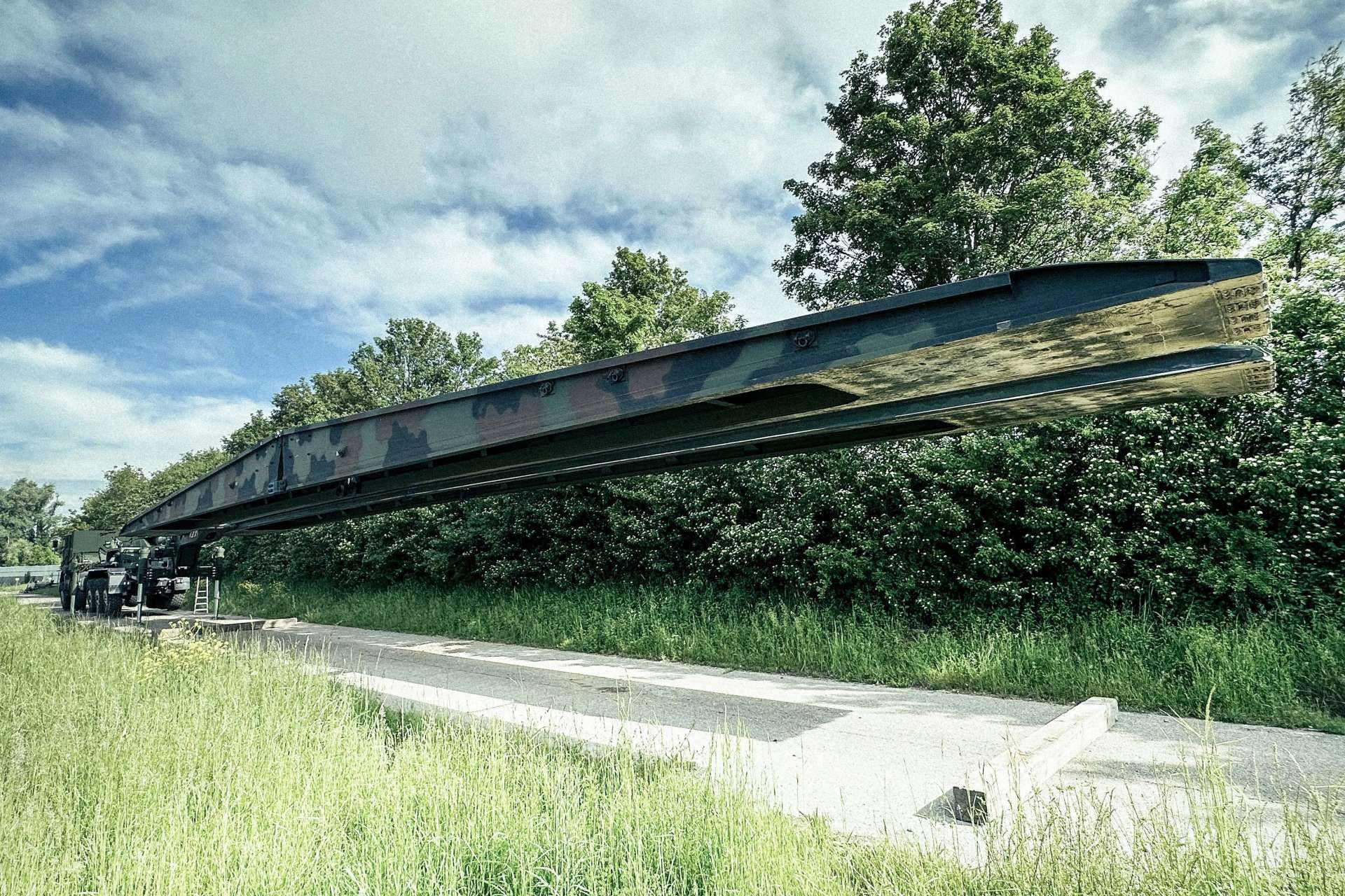 Belgium has signed a contract with KNDS Deutschland to acquire LEGUAN bridge-laying systems, strengthening Belgium’s ability to rapidly move armored forces across damaged or missing infrastructure during high-intensity operations (Picture Source: KNDS)