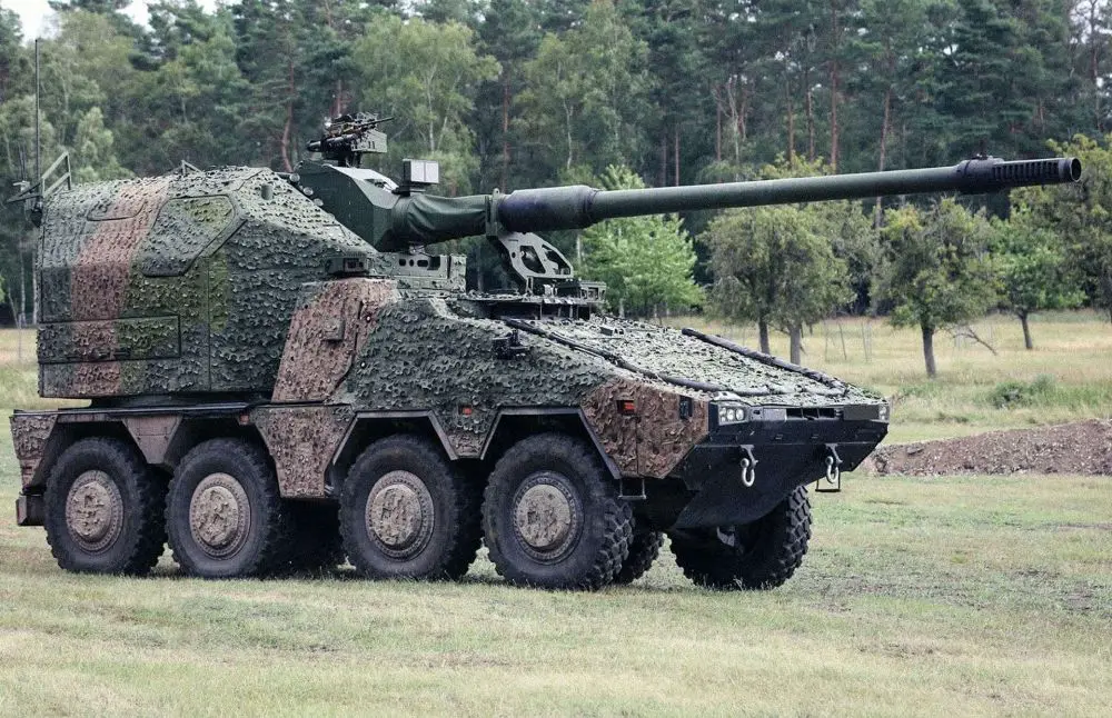 The RCH 155 combines a 155mm L52 automated gun with the protected Boxer 8x8 chassis, delivering rapid shoot-and-scoot, on-the-move firing, and long-range precision strikes beyond 50 km, all operated by a two-soldier crew under armor for high survivability on a drone-saturated battlefield (Picture source: KNDS).