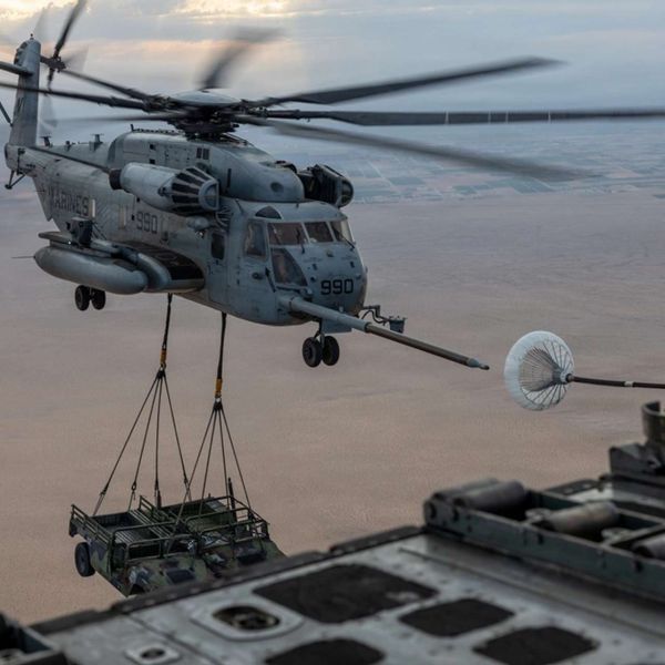 U.S. Marine Corps CH-53E Super Stallion helicopter conducts air-to-air refueling during WTI 2-26 near Yuma, Arizona, on March 31, 2026, while transporting two vehicles in a demanding heavy-lift mission that highlights the aircraft’s long-range expeditionary logistics and battlefield sustainment role (Picture source: U.S. DoW).