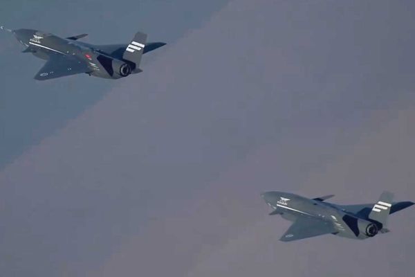 Two Baykar Kizilelma unmanned fighter jets captured mid-flight during the world’s first fully autonomous close formation maneuver, marking a historic milestone in global aviation on December 28, 2025.