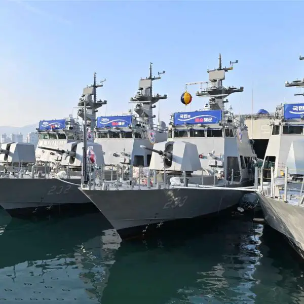 The four newly launched Chamsuri Batch-II high-speed patrol boats (PKMR-231, 232, 233, and 235) lined up at HJ Heavy Industries in Busan on December 8, 2025, showcasing the Republic of Korea Navy’s next-generation coastal defense assets.