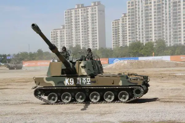 Hanwha Defense’s K9 Thunder 155mm tracked self-propelled howitzer, seen during a defense exhibition in South Korea, is being offered in both tracked and newly developed wheeled variants for Spain’s €4.5 billion artillery modernization program.