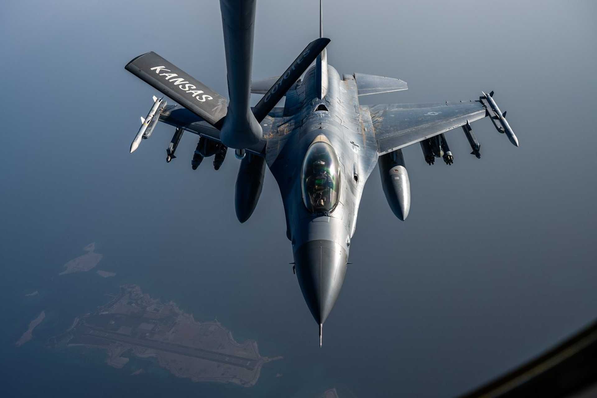 In Operation Project Freedom, the F-16 Fighting Falcon acts as a fast airborne shield that detects and intercepts missiles, drones, and other threats far from ships, giving shipping vessels much more time to react and survive. (Picture source: US CENTCOM)