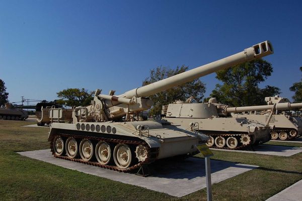 M110A2 203mm tracked Self-Propelled Howitzer United States