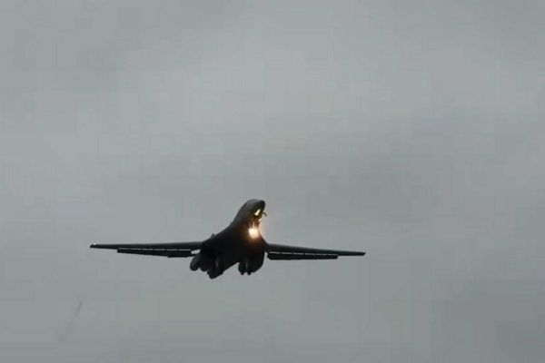 US Air Force B-1B Lancer strategic bomber arrives at RAF Fairford, Gloucestershire, on March 6, 2026, marking the start of a reinforced deployment supporting operations linked to Iran, as the UK authorizes limited US use of British bases for defensive strike missions.