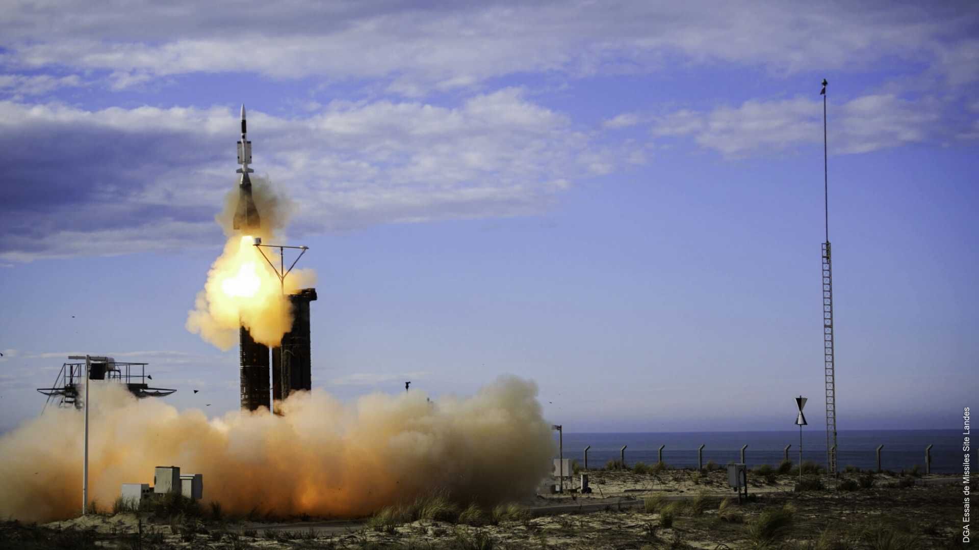 The SAMP/T NG is designed to intercept aircraft and cruise missiles at ranges of up to about 150 km and engage short-range ballistic missiles with Aster 30 B1NT, supported by a new AESA radar with detection and tracking ranges beyond 350 km. (Picture source: French MoD)