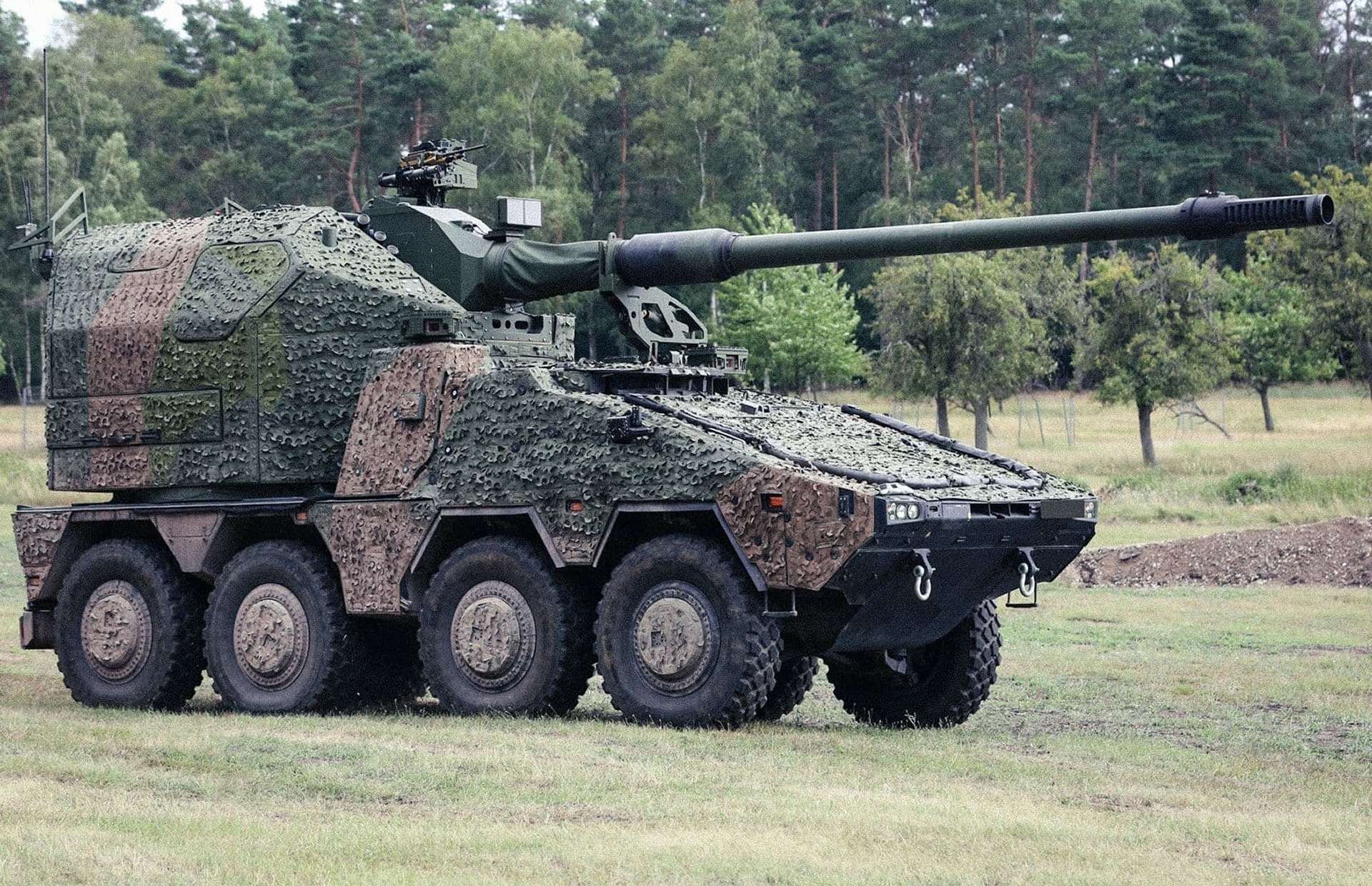 The RCH 155 combines a 155mm L52 automated gun with the protected Boxer 8x8 chassis, delivering rapid shoot-and-scoot, on-the-move firing, and long-range precision strikes beyond 50 km, all operated by a two-soldier crew under armor for high survivability on a drone-saturated battlefield (Picture source: KNDS).