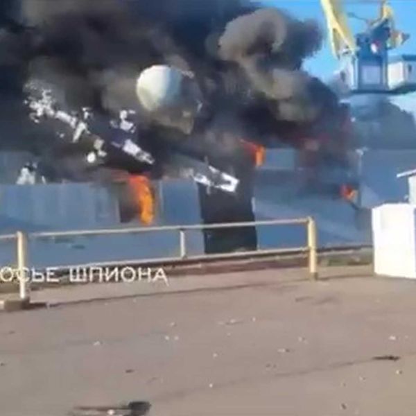 The footage shows the Project 20380 Steregushchiy-class corvette Boikiy engulfed by fire inside the Veleshchynskyi Dry Dock at the Kronstadt Naval Plant, resulting in the total collapse of its integrated sensor mast. (Picture source: Telegram/Dosye Shpiona)