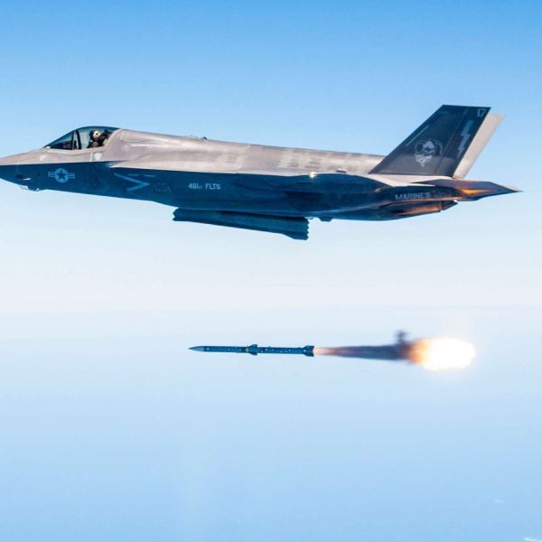Australia is set to acquire up to 450 AIM-260A JATM air-to-air missiles in a $3.16 billion U.S. sale, giving the RAAF a major boost in long-range air-combat capability and allied interoperability in the Indo-Pacific. The package signals a significant step in strengthening Australia’s F-35-based deterrence against emerging regional air threats. The picture shows a F-35 fighter firing a AIL-120 missile (Picture source: U.S. DoW).