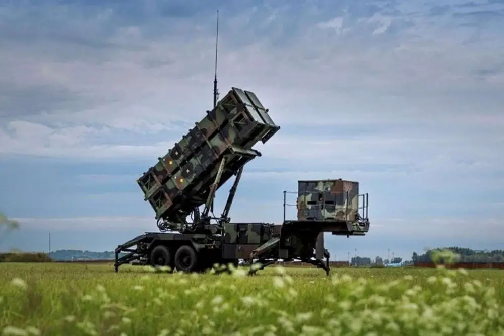 Dutch soldiers stand beside a Patriot air defense system as the Netherlands expands its long-range missile shield with an additional Raytheon fire unit, strengthening national and NATO protection against aircraft, cruise missiles, and ballistic threats (Picture source: Dutch MoD).