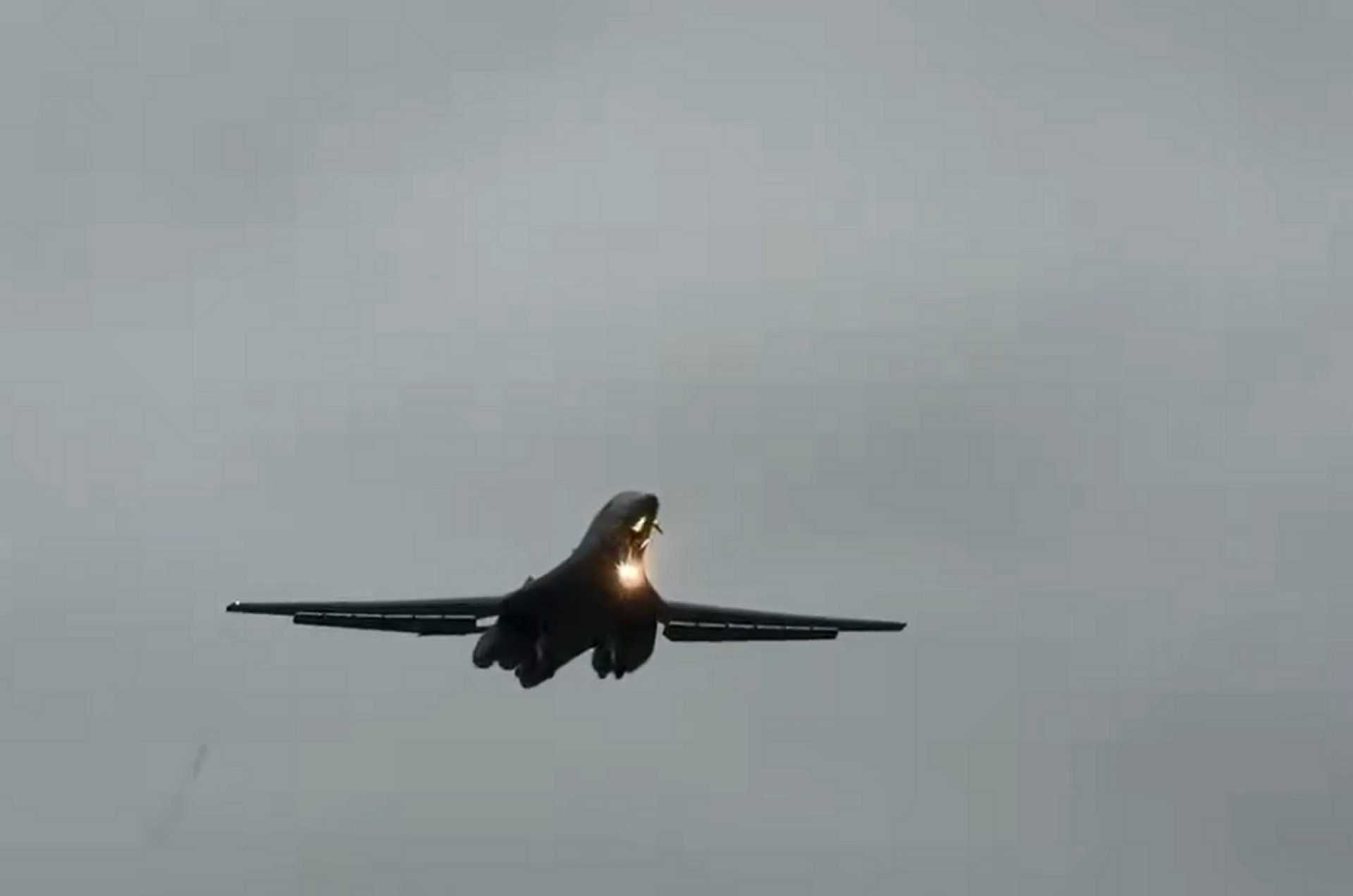 US Air Force B-1B Lancer strategic bomber arrives at RAF Fairford, Gloucestershire, on March 6, 2026, marking the start of a reinforced deployment supporting operations linked to Iran, as the UK authorizes limited US use of British bases for defensive strike missions.