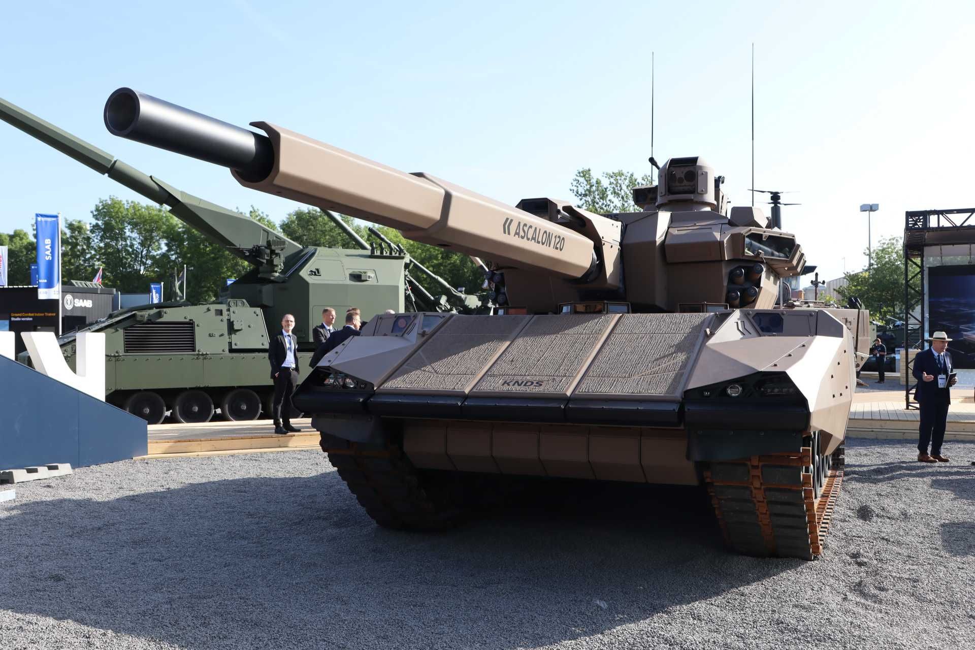 The KNDS CAPINT is an interim main battle tank concept that integrates a German Leopard 2 chassis with a French unmanned Ascalon turret to sustain the French Army's capabilities between the retirement of the Leclerc XLR and the arrival of the future MGCS. (Picture source: Army Recognition)