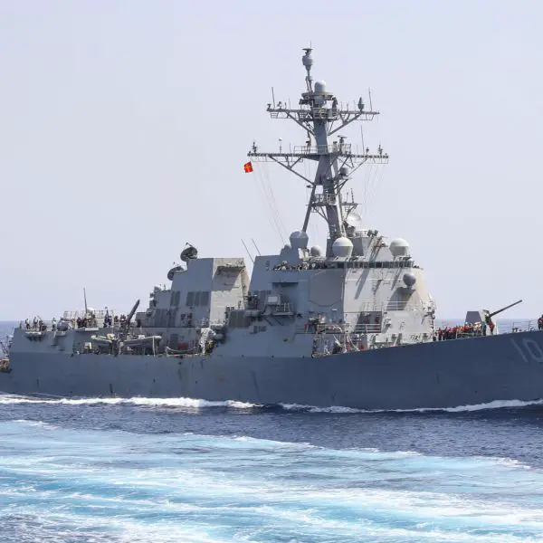 USS Truxtun displaces about 9,200 tons and reaches speeds in excess of 30 knots, a key attribute when rapid repositioning is required between chokepoints or when escorting high-value units (Picture source: U.S DoD)
