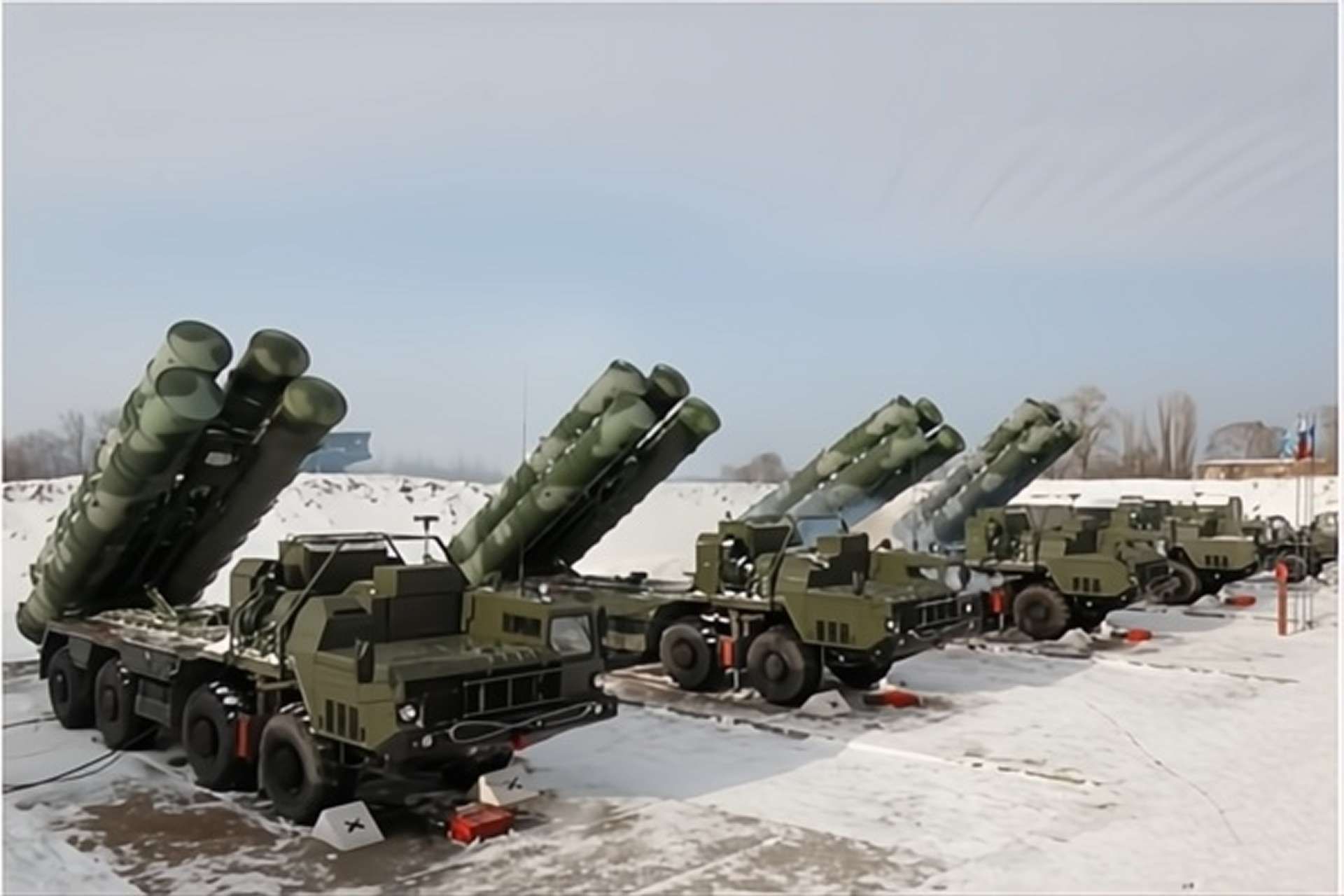 S-400 “Sudarshan Chakra” fields a mixed interceptor loadout to engage aircraft, cruise missiles, UAVs, and limited ballistic threats, with advertised reach up to 380 km, altitudes up to 30 km, and high raid-handling capacity enabled by multi-radar target tracking and simultaneous multi-target engagements (Picture source: Russian MoD).