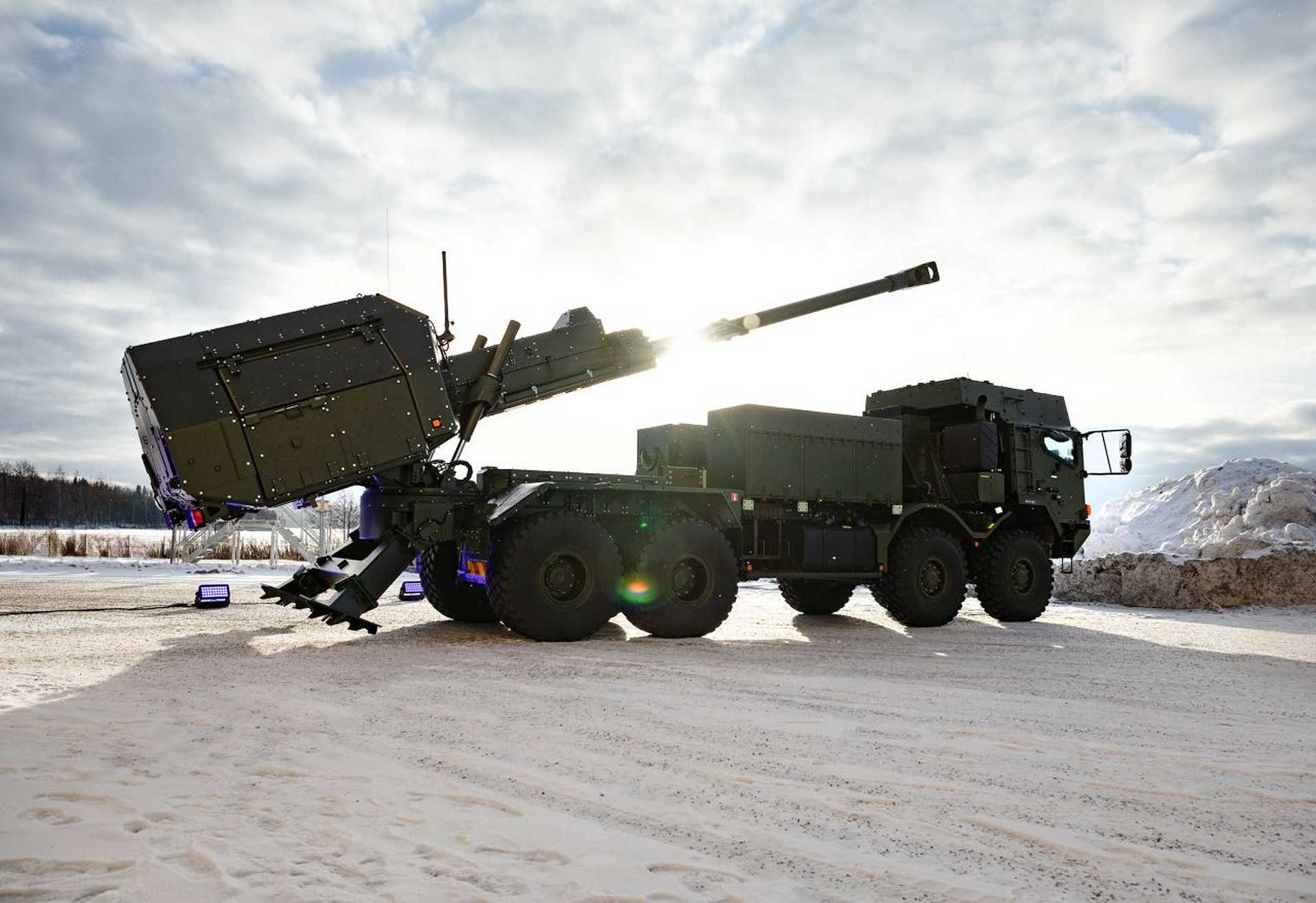 The first newly built Archer 155 mm self-propelled howitzer for the Swedish Army is seen during its rollout at BAE Systems facilities, mounted on the new MAN HX2 8x8 military truck chassis that replaces the earlier Volvo-based configuration and reflects Sweden’s latest artillery modernization effort.