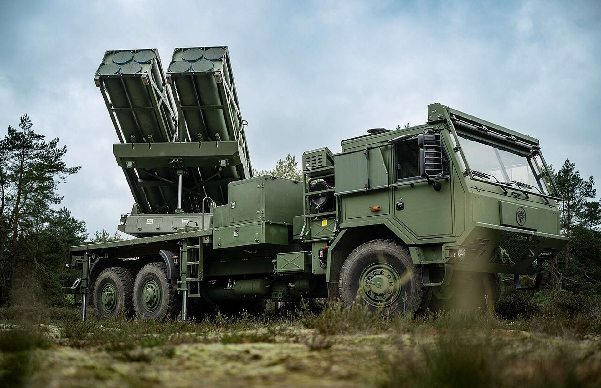 Norway is weighing U.S. HIMARS/GMARS and South Korea’s K239 Chunmoo after dropping EuroPULS, a decision that could reshape NATO’s long-range strike posture in the High North and strain Oslo’s defense ties with Germany (Picture source: Deutch MoD).
