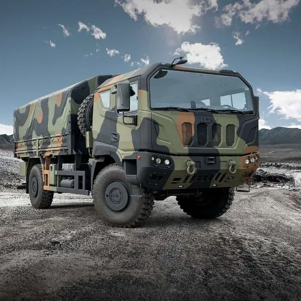 IDV’s SMR6 next-generation tactical truck family provides high payload capacity, enhanced off-road mobility, deep fording capability, and options for armored cabs, supporting missions from troop and cargo transport to tanker, container carrier, and recovery roles across Italy’s modernized logistics fleet (Picture source: IDV).