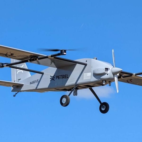 Petrel Technologies’ AERO Sky hybrid VTOL unmanned aircraft released armed FPV drones during a live-fire test with the U.S. Army’s 101st Airborne Division at Fort Polk, demonstrating a new airborne launch method to extend small-drone strike range and keep soldiers farther from enemy fire (Picture source: Petrel Technologies).