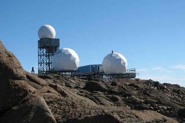 The North Warning System is a joint United States and Canadian network of 15 long-range and 36 to 39 short-range radar stations stretching across the Arctic to detect incoming Russian aircraft and missiles approaching North America. (Picture source: Nasittuq)
