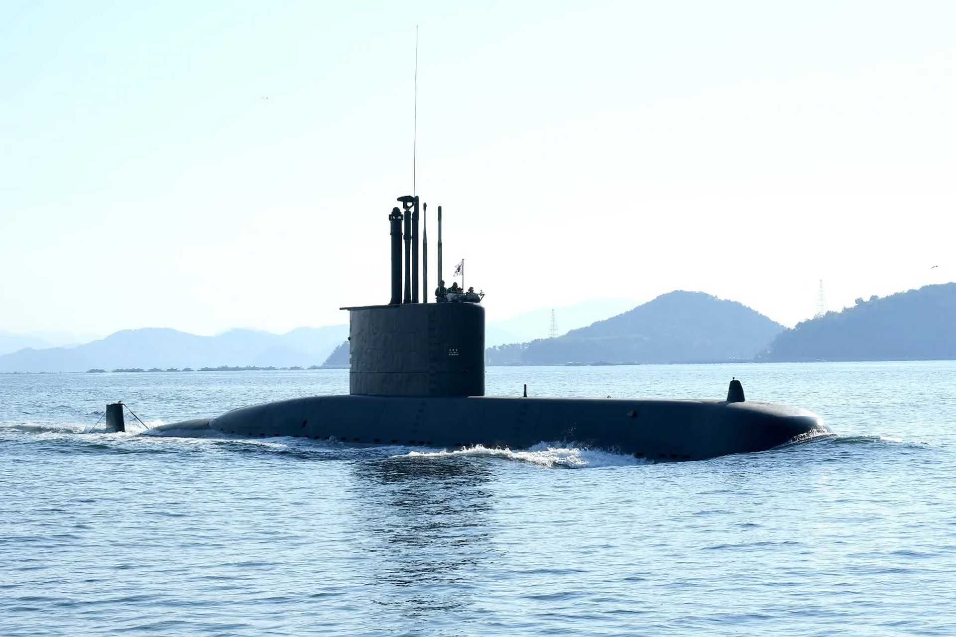 The Jang Bogo’s operational range reaches about 11,000 nautical miles at 10 knots on the surface, 8,000 nautical miles at 10 knots while snorkeling, and around 400 nautical miles submerged at 4 knots on battery power. (Picture source: South Korean Navy)