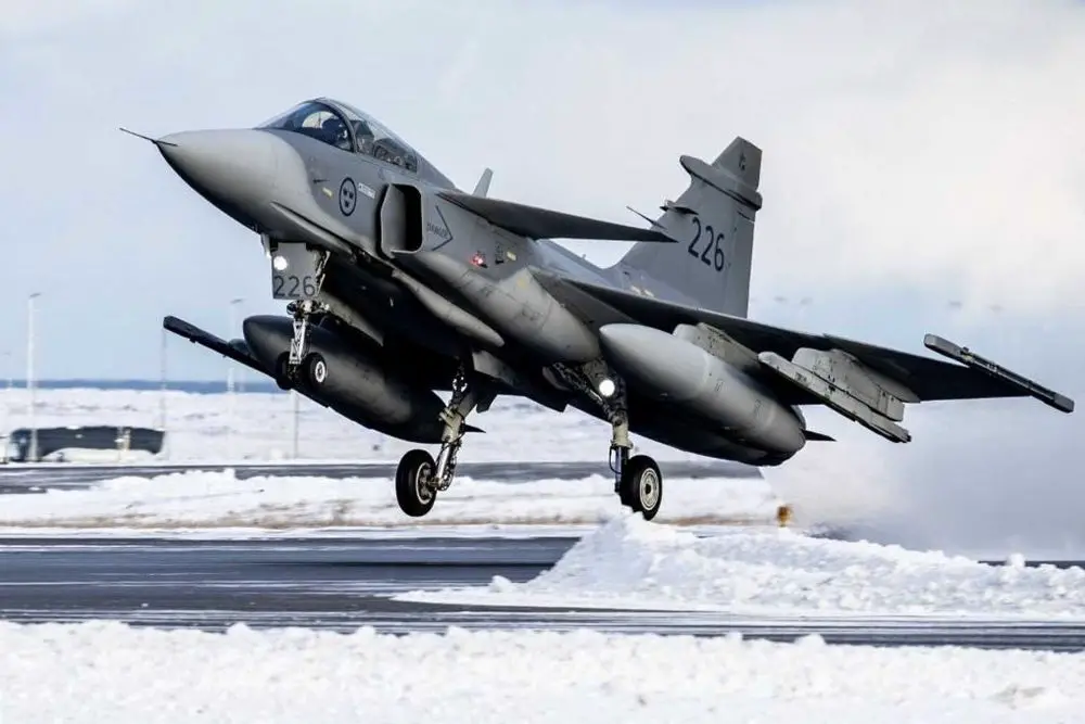 Canada is evaluating a major proposal to expand its planned fighter inventory into a mixed fleet of approximately 140 fighter jets, pairing 72 to 88 American-made F-35As with up to 72 Canadian-assembled Saab Gripen Es. (Picture source: NATO Air Command)