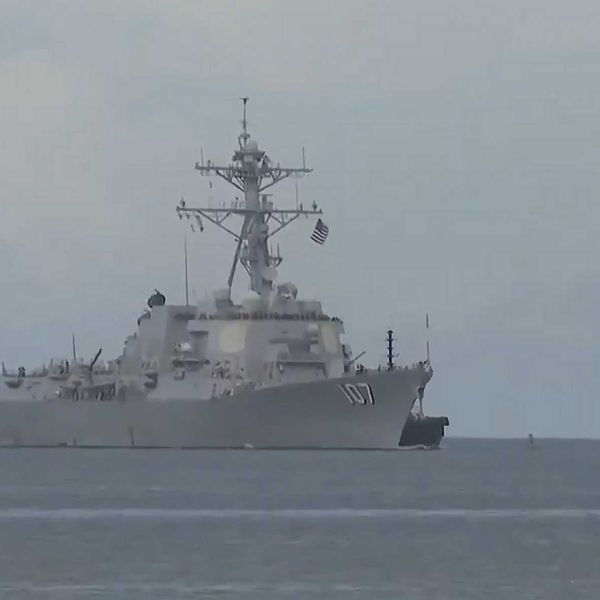 U.S. Navy guided-missile destroyer USS Gravely (DDG-107) arrives in Port of Spain, Trinidad and Tobago, on October 26, 2025, marking a high-profile show of force just miles from Venezuela’s coast amid rising tensions and intensified anti-cartel operations in the Caribbean.
